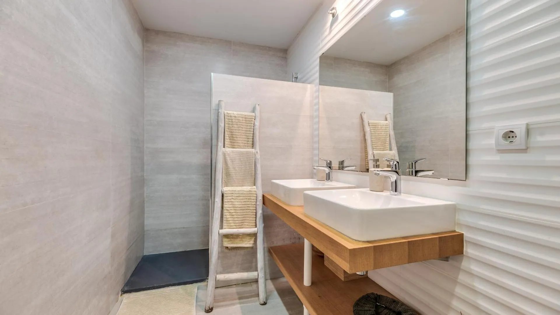 Victoria 16 Premium By Nagoa Homes Malaga Apartment